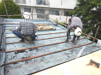 既存の瓦棒屋根の撤去の様子 既存の瓦棒屋根の撤去の様子