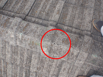セメント瓦の針金穴 セメント瓦の針金穴