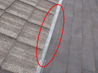 既存の軒樋の傷み具合い(南側) 既存の軒樋の傷み具合い(南側)