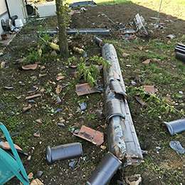 屋根から落下した棟の塊です 屋根から落下した棟の塊です